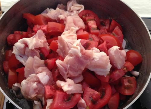 鶏肉ときのこのトマト煮込み中