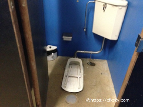 沼津市民の森キャンプ場トイレ個室