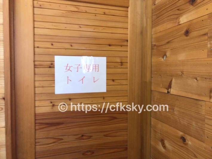 菅平高原ファミリーオートキャンプ場の女性専用トイレの入り口