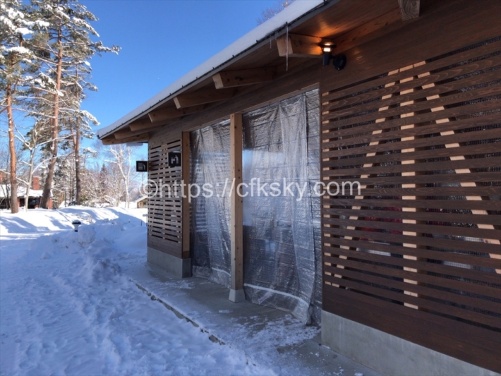 冬のPICA Fujiyamaのテントサイト内にある炊事場の入口にはビニールカーテンがあるので寒くない