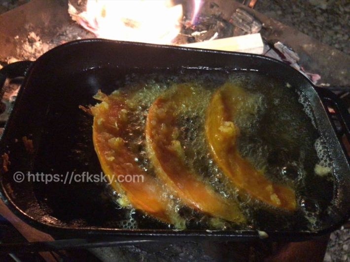 かぼちゃの天ぷらを焚き火でつくってみた