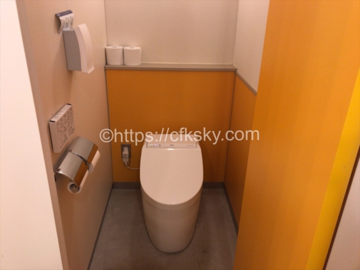 PICA Fujiyamaのテントサイト内にあるトイレ個室ウォシュレットつき洋式トイレ