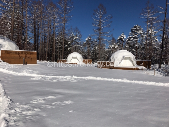 雪のなかにあるアメージングドームが大きなかまくらのようだ