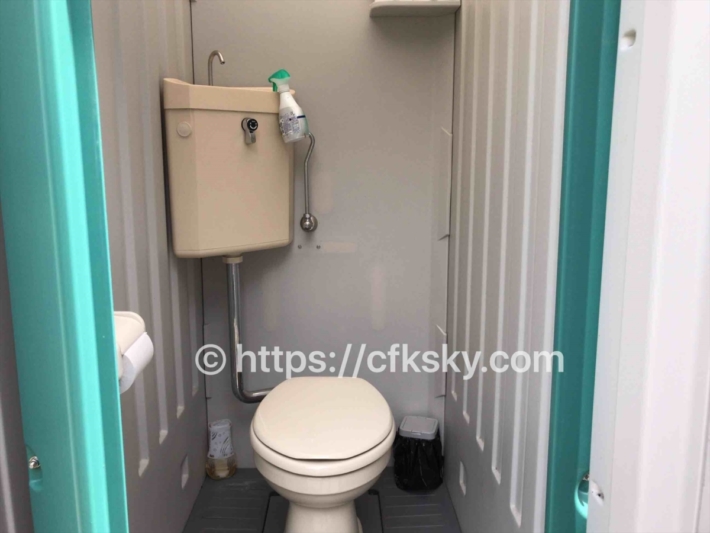 和みの里キャンプ場の簡易トイレ個室