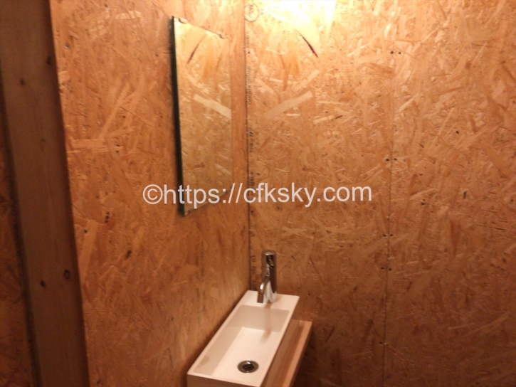 宇佐美城山公園キャンプ場のお風呂前にあるトイレ手洗い場の鏡
