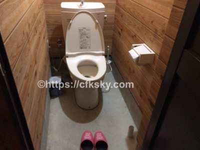 オートキャンプすずらんの土足禁止のトイレ個室