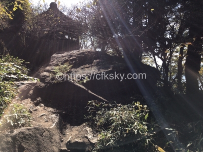 筑波山の白雲橋コースで下山でみた奇岩の数々２