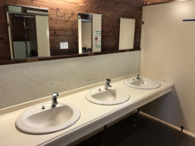 徳澤キャンプ場前にある公衆トイレの個室と手洗い場
