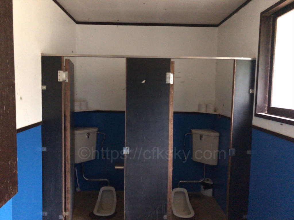 沼津市民の森キャンプ場のトイレ個室