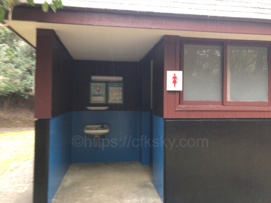 沼津市民の森キャンプ場のトイレ入口